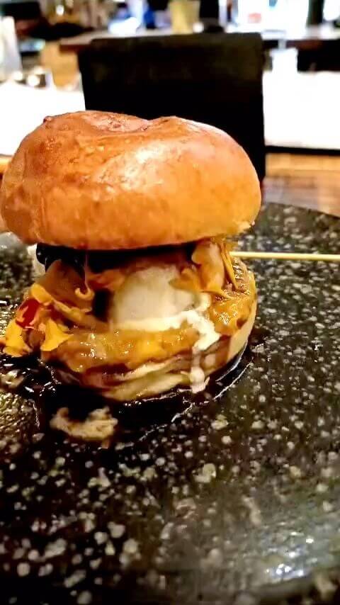 Por si aún no probaste nuestras MINI BURGUERS… Tras este vídeo no podrás resistirte 😏🫢🤤  Te esperamos 📍calle Cañón, 3 #malaga