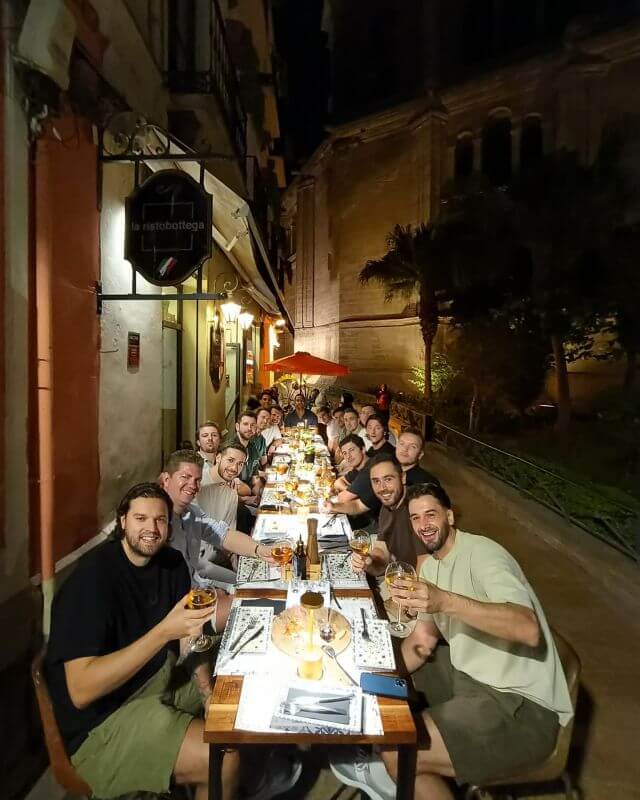 Cenas con amigos y buena comida 🤭 En un rincón especial de nuestra Málaga ✨♥️  ¡Que llegan las cenas y comidas Navideñas! 🎄  #laristobottega #malagacity